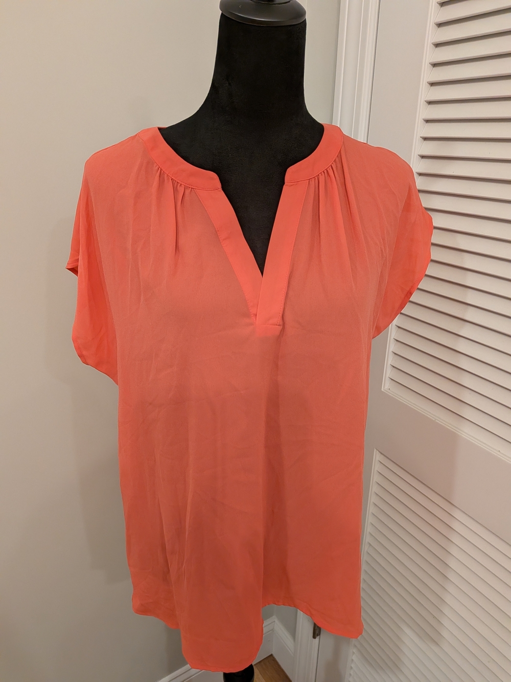 Roz & Ali Women's Coral Split-Neck Blouse Size M New